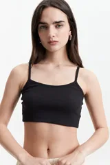 Top corto negro de breteles finos y tejido de punto acanalado.