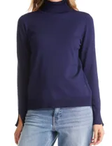 Polera de tejido fino con cuello alto, manga larga y detalle de tajo en los puños.
