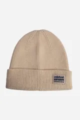 Gorro tejido de punto acanalado en color terracota, con doblez en el borde y parche rectangular con logo de la marca Mistral.