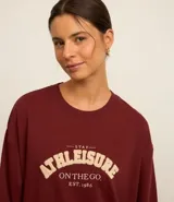Buzo deportivo de algodón y poliéster color bordó, con cuello redondo, mangas largas y bordado "Athleisure" texturizado.