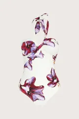 Traje de baño entero blanco con estampado de flores rojas y violetas, estilo halter con tirantes anchos sin costuras. Copa preformada con detalle cruzado y espalda baja con ajuste personalizado de coletas.