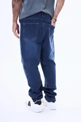 Pantalón de jean color negro con efecto lavado, de corte recto y ajuste cómodo.