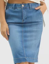 Falda de denim en lavado azul medio con efecto de desgaste localizado, de silueta tubo y largo a la rodilla. Presenta tiro medio-alto, pretina con trabillas, cierre frontal con cremallera y botón metálico, bolsillos frontales y costuras verticales que estructuran la prenda.