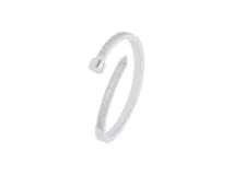 Anillo plateado de acero con forma de clavo y detalle de circonias.