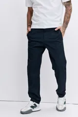 Pantalon tipo chino de corte recto, color azul marino, con bolsillos laterales y cierre frontal.