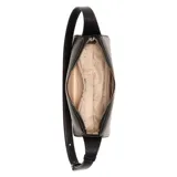 Cartera tipo baguette de la marca Guess, color negro con textura granulada. Presenta un logo triangular metálico en el frente y un charm colgante en forma de corazón con borla. Incluye una correa ajustable para el hombro y cierre superior.