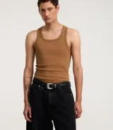 Musculosa masculina de cuello redondo, confeccionada en tejido acanalado de algodón con mezcla de poliéster y elastano. Diseño básico sin estampa, ideal para uso diario.