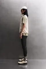 Chaleco técnico de corte regular con cuello subido y cierre frontal de cremallera. Presenta un diseño ligero con panel frontal ligeramente acolchado, bolsillos laterales con cremallera oculta y un bolsillo adicional en el pecho con tirador en color naranja. Incluye acabados con cinta elástica en el bajo y detalle de logo estampado.