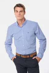 Camisa celeste a cuadros con cuello abotonado, manga larga, bolsillo en el pecho y logo bordado.
