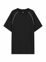 Remera de manga corta color negro con costuras tipo raglán resaltadas en color blanco. Presenta cuello redondo y un diseño minimalista.