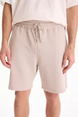 Bermuda deportiva sin friza color negro, con cintura elastizada y cordón ajustable. Corte semi baggy y suelto.