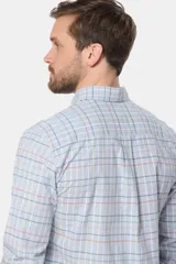 Camisa de manga larga con estampado a cuadros, corte regular y logo bordado.