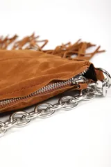 Bandolera marrón de gamuza con flecos y cadena plateada.