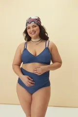Conjunto de bikini azul de tiro alto, compuesto por un corpiño triangular con doble bretel y una bombacha de corte clásico con cintura alta.