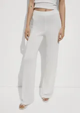 Pantalón de punto fino con diseño recto y largo, confeccionado en tejido semitransparente con cintura elástica.
