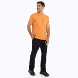 Remera de manga corta color naranja, con cuello redondo y bolsillo abierto en el pecho.