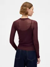 Buzo de tejido fino y semitransparente con cuello redondo y mangas largas, diseñado con una capa superpuesta estilo musculosa de punto acanalado.