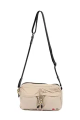 Bandolera color lila de poliéster con correa ajustable, cierre principal y dos bolsillos delanteros.