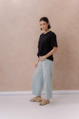 Pantalón jean tiro alto de color celeste claro, con corte wide leg y largo cropped. Presenta bolsillos funcionales y terminación de ruedo ancho.