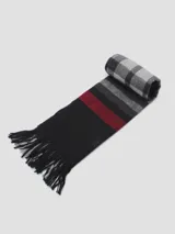 Bufanda tejida con diseño de bloques de color en tonos negro, rojo y gris, con detalle de flecos en los extremos.