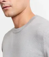 Buzo de tejido de punto con cuello redondo, mangas largas y puños acanalados. Diseño liso y minimalista de la marca Marfinno.