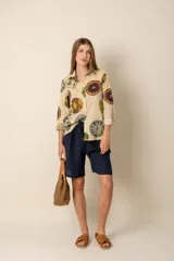 Camisa estampada de manga larga con cuello clásico y cierre frontal con botones.