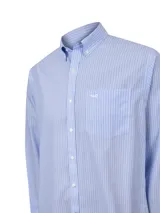 Camisa de manga larga RKF con estampado de rayas verticales finas en tonos azul y blanco. Presenta cuello abotonado, cierre frontal con botones, bolsillo en el pecho con logo bordado y corte regular fit.