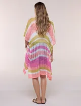 Kimono Do Everything In Love de tejido calado con diseño de rayas horizontales en tonos rosado, verde militar, blanco y salmón. Presenta mangas cortas holgadas y largo midi.