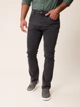 Pantalón de jean corte recto en color azul medio, con cierre de botón y cremallera, y bolsillos laterales y traseros.