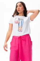 Remera blanca de algodón con estampa de zapatos, jeans y cartera.