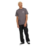 Remera Volcom de manga corta y cuello redondo, color gris, con diseño estampado pequeño en el pecho izquierdo que incluye el logo y un gráfico alusivo.