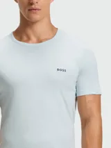 Remera interior de cuello redondo y manga corta, confeccionada en algodón suave. Presenta un diseño minimalista con el logo de la marca bordado discretamente en el pecho.