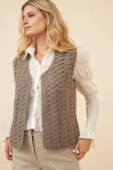 Chaleco marrón de punto abanico crochet. Prenda must have de la temporada.