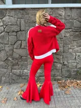 Pantalón acampanado rojo.