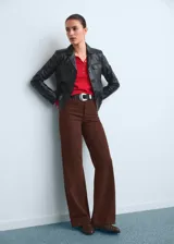 Jeans wide leg tiro alto color marrón, confeccionados en 100% algodón, con diseño de cinco bolsillos, trabillas y cierre frontal con cremallera y botón.