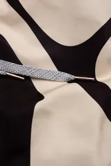 Short de baño con estampado abstracto en blanco y negro, con cintura elástica ajustable, dos bolsillos laterales y uno trasero con cierre, suspensor de malla fina hipoalergénico y protección UV 50.