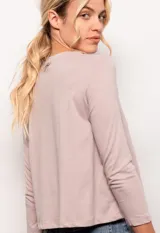 Remera gris con mangas 3/4, cuello redondo y estampa frontal con la frase 'Paris Lovers' en color dorado.