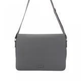 Morral color marrón de simil cuero con correa de algodón ajustable, cierre con broches imantados, bolsillo trasero y bolsillos internos.