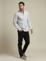 Camisa de manga larga con corte slim fit, confeccionada en algodón con diseño de rayas verticales en tonos blanco y azul. Presenta cuello con botones y logo bordado en el pecho.