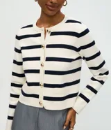Cardigan de punto con diseño rayado horizontal en color blanco y rojo. Presenta escote redondo, manga larga, cierre frontal con botones dorados y bolsillos delanteros discretos. Posee una caída estructurada y acabado sofisticado.