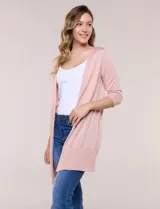 Cardigan largo y abierto de tejido de punto fino, color rosado, con mangas tres cuartos y puños acanalados.