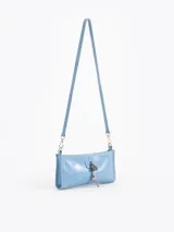 Mini bag de cuero vacuno color celeste con herraje metálico de candado y llave, y correa de hombro ajustable.