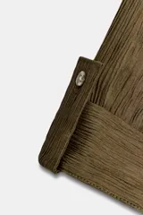 Camisa de cuello solapa y escote pico, color verde militar, con manga corta con trabilla y botón, y cierre frontal con botones.