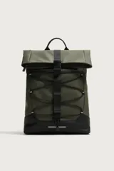 Mochila técnica de acabado engomado en color verde oliva con base negra. Cuenta con cierre de solapa con cremallera y hebilla de liberación rápida, cordones elásticos frontales decorativos, compartimento interno para dispositivos electrónicos, espalda acolchada y asas ajustables.