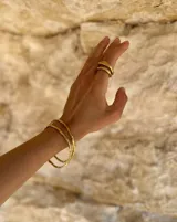 Pulsera rígida de bronce y alpaca, adaptable a muñecas de 13 a 15 cm.