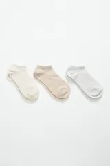 Pack de tres pares de medias soquete (tobilleras) en colores neutros: beige claro, beige oscuro y gris claro. Confeccionadas con elastano para mayor comodidad y ajuste.