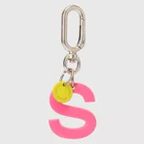 Llavero con dije en forma de letra A color rosado y pequeño dije circular amarillo con logo de la marca grabado. Incluye gancho metálico tipo mosquetón.