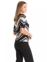 Buzo de punto de manga corta marca Tahari, con cuello redondo y diseño de rayas en zigzag en blanco y negro.