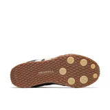 Championes Merrell modelo Sprint Anthem Ltr de estilo retro inspirados en el running de los años 70. Confeccionados en nailon y ante de color negro, cuentan con detalles en color crema como la gran "M" en el lateral. Poseen suela exterior de goma con textura adherente en la puntera y el talón.