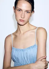 Vestido midi de denim suave en color celeste, con tirantes finos, escote cuadrado fruncido y silueta evasé.